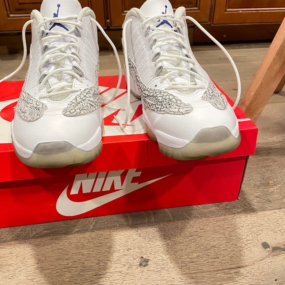 Jordan 11 low IE